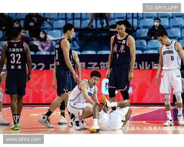 篮球比赛中“肘击”“绊人”等犯规标准是否应全球统一化